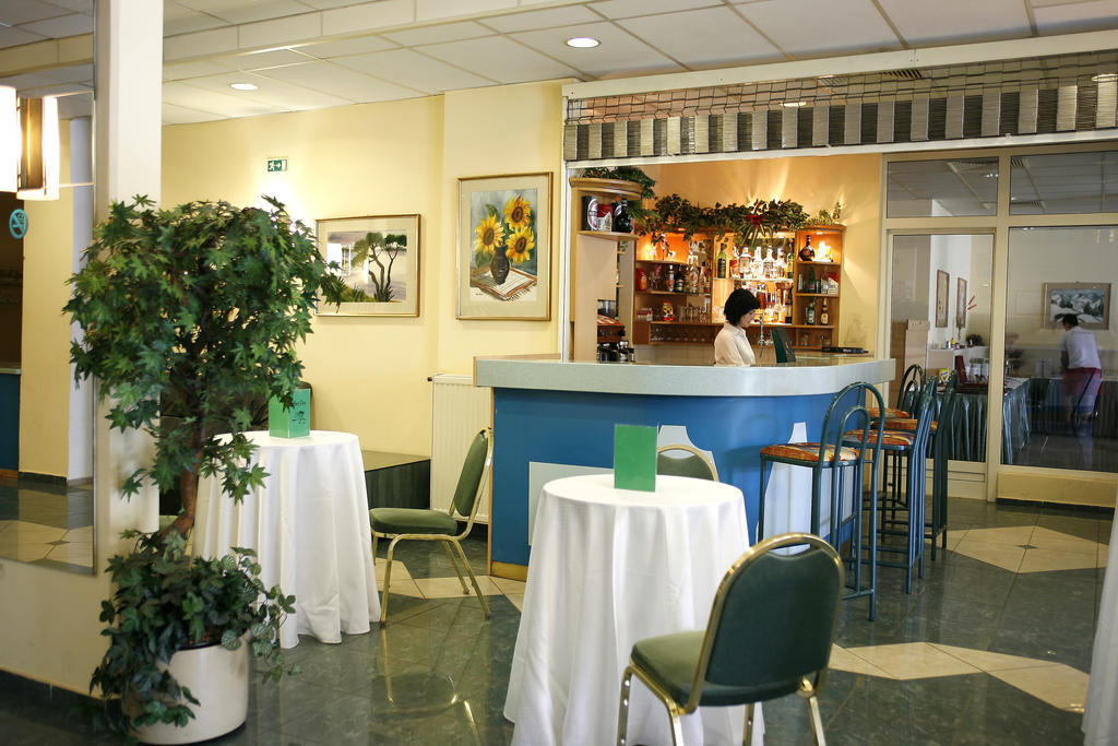 Hotel Bara Junior Будапеща Ресторант снимка